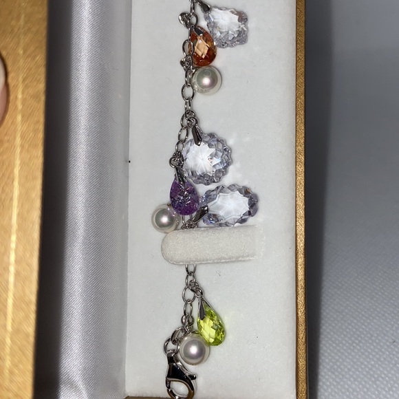 Ladies Bracelet with Dangle Crystals and Faux Pearls 7.5 inch with Box - Picture 9 of 9